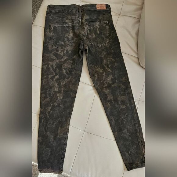 🎁Zara basic dark green camouflage like print denim - Picture 2 of 4